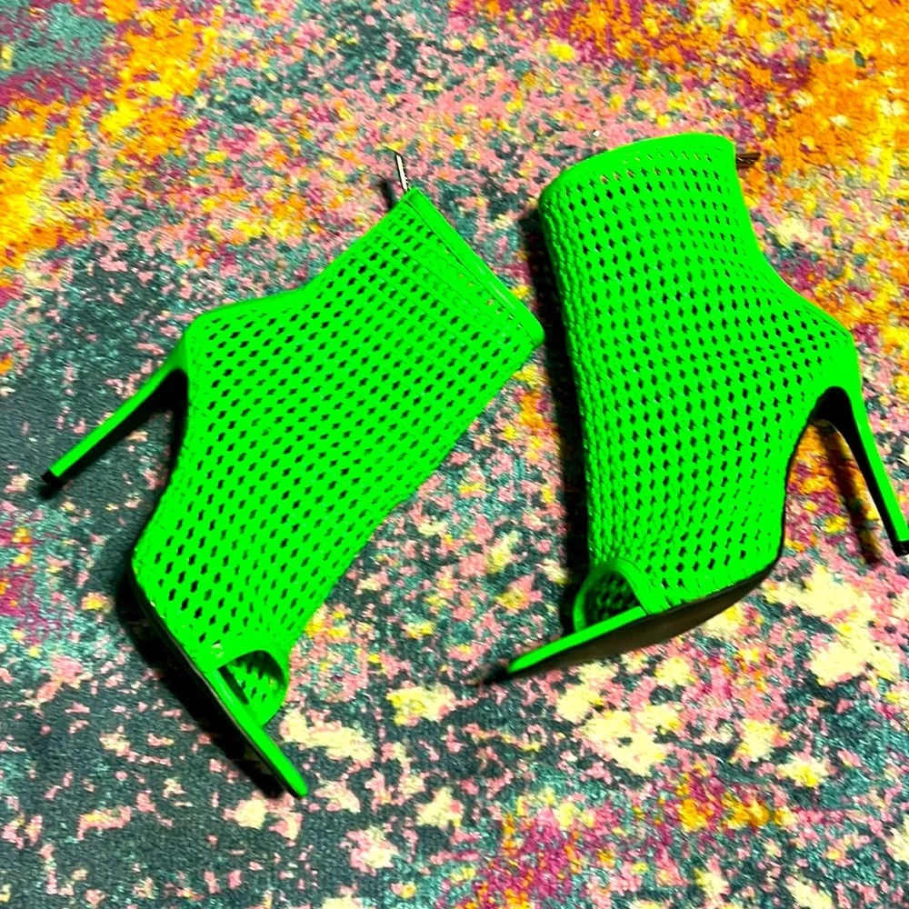 New Cape Robbin NEON GREEN BOOT WOVEN PATTERN HEELS - Picture 14 of 17